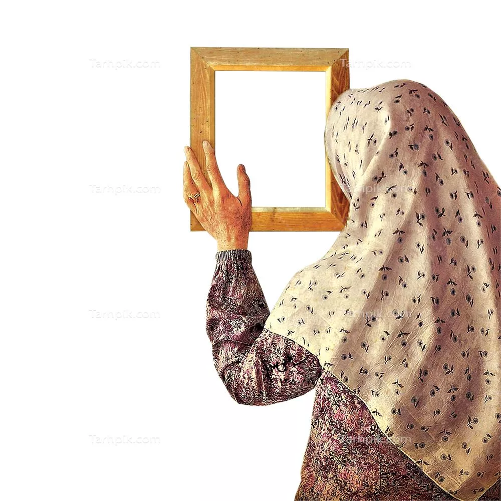 عکس دوربری شده زن ایستاده با قاب عکس