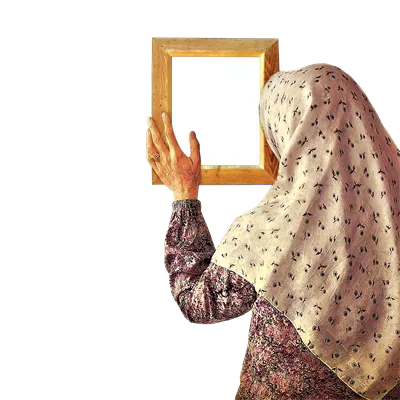 عکس دوربری شده زن ایستاده با قاب عکس
