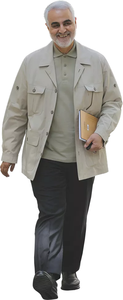 عکس بدون پس زمینه شهید حاج قاسم سلیمانی ایستاده و در حال راه رفتن