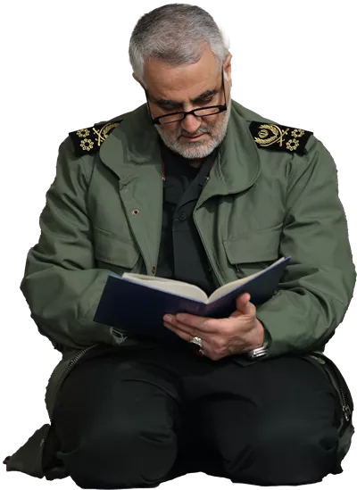عکس دوربری شده سردار سلیمانی فرمانده سپاه در حال قرآن خواندن با لباس نظامی
