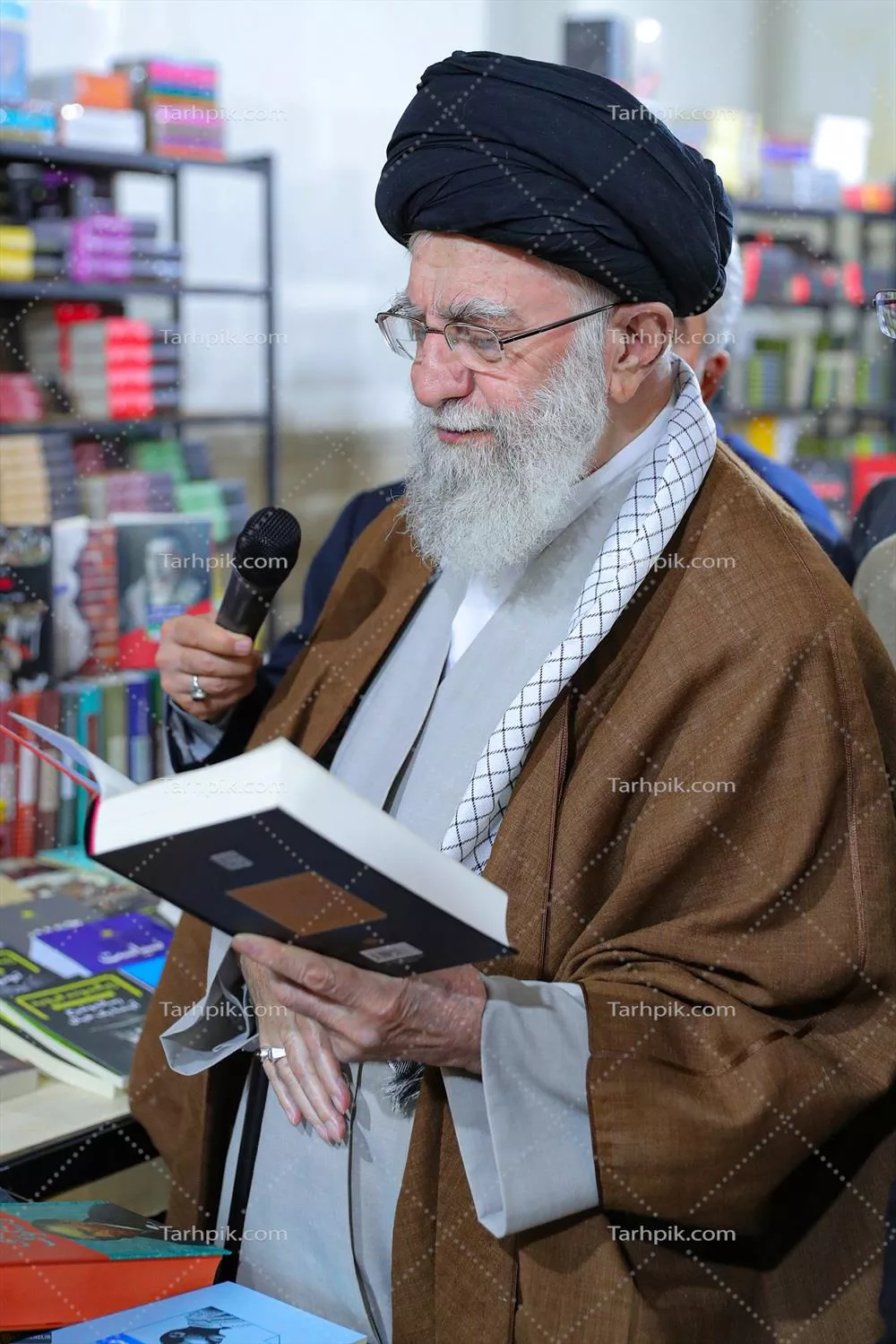 تصویر با کیفیت آیت الله خامنه ای در نمایشگاه کتاب