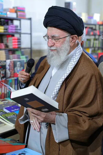 تصویر با کیفیت آیت الله خامنه ای در نمایشگاه کتاب