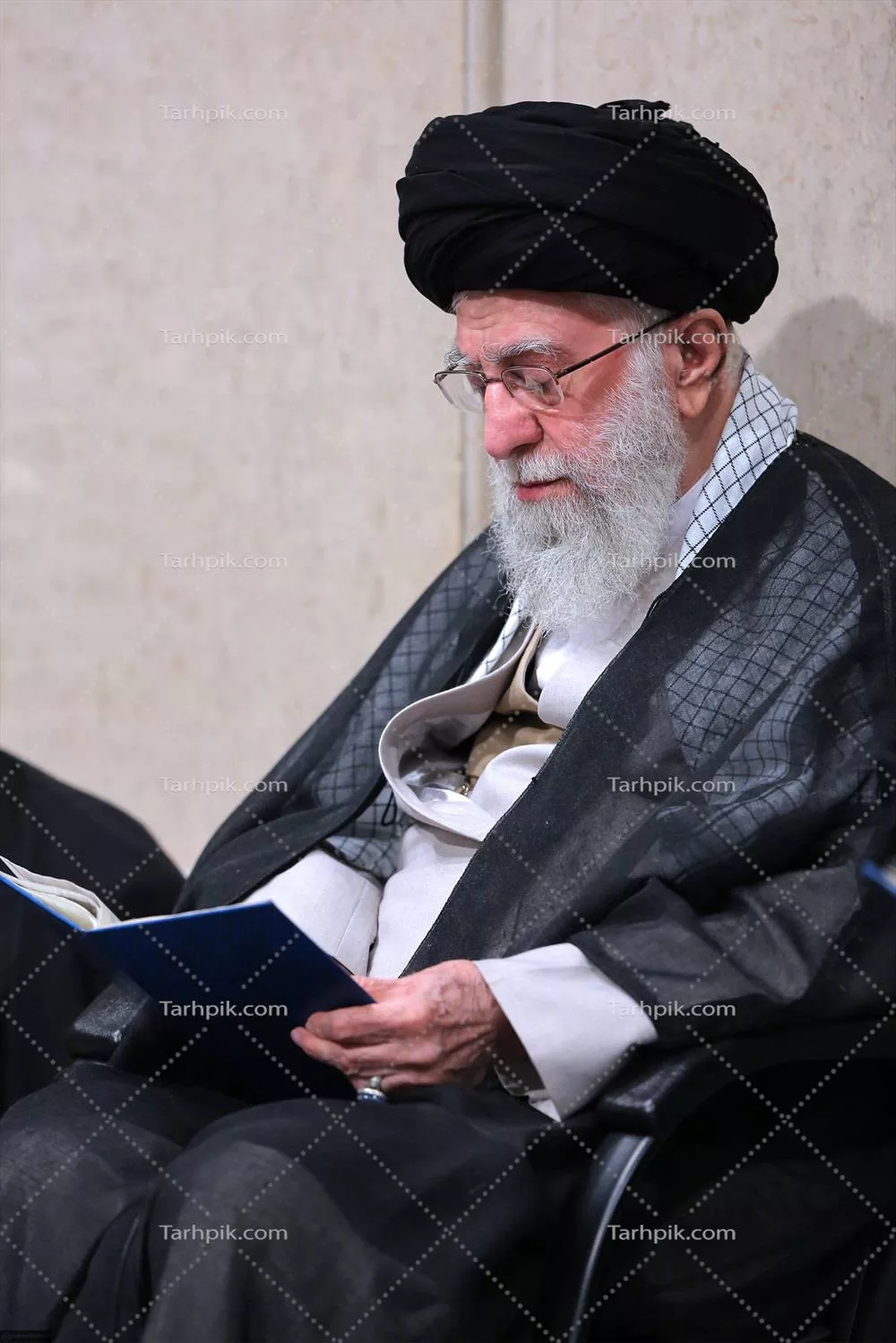 تصویر با کیفیت آیت الله خامنه ای در حال خواندن کتاب