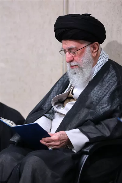 تصویر با کیفیت آیت الله خامنه ای در حال خواندن کتاب