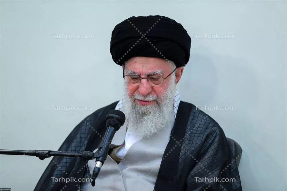 تصویر با کیفیت آیت الله خامنه ای در پس زمینه طوسی