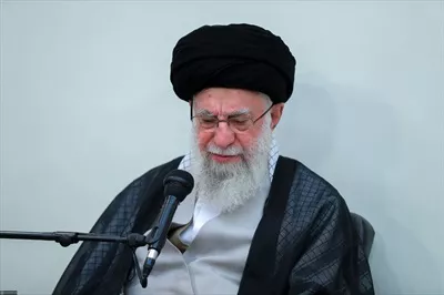تصویر با کیفیت آیت الله خامنه ای در پس زمینه طوسی