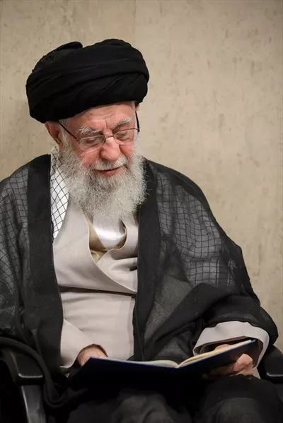 تصویر با کیفیت آیت الله خامنه ای در حال کتاب خواندن