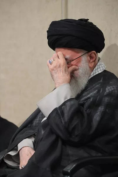 تصویر با کیفیت آیت الله خامنه ای در حال گریه