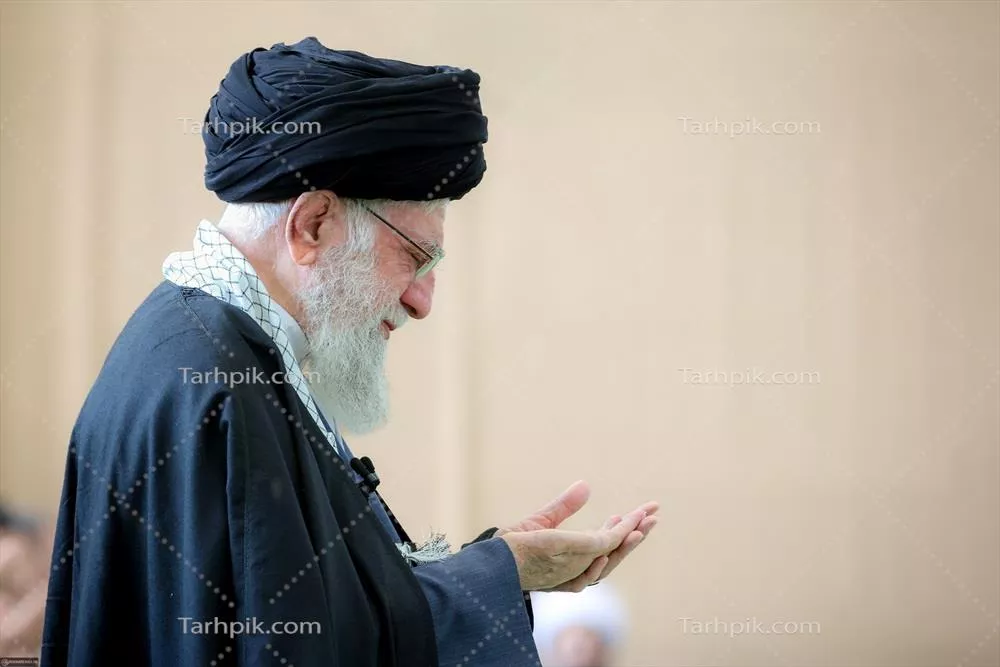 تصویر با کیفیت آیت الله خامنه ای در حال دعا