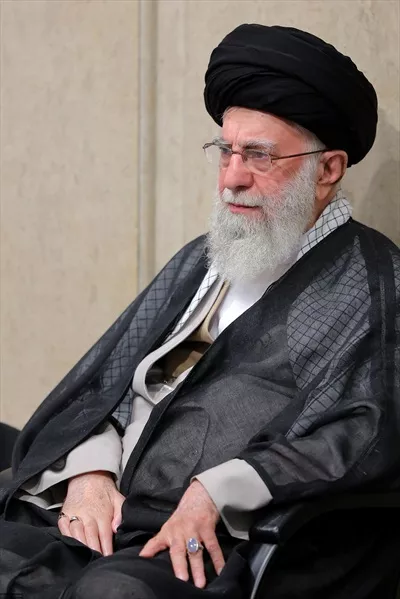 تصویر آیت الله خامنه ای با کیفیت مناسب چاپ