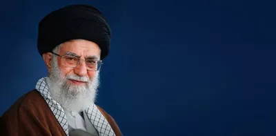 تصویر با کیفیت آیت الله خامنه ای در پس زمینه سرمه ای
