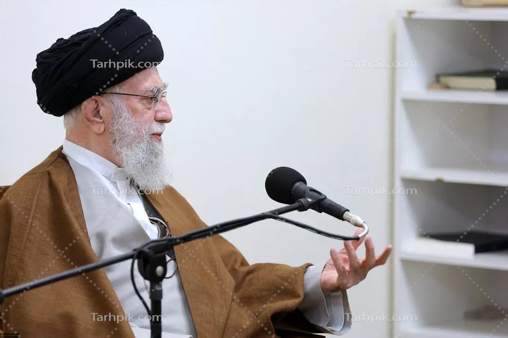 تصویر با کیفیت آیت الله خامنه ای در حال ایراد سخنرانی