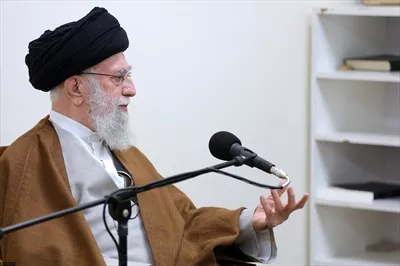 تصویر با کیفیت آیت الله خامنه ای در حال ایراد سخنرانی