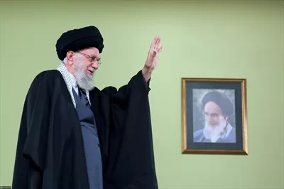 تصویر با کیفیت آیت الله خامنه ای در کنار عکس امام