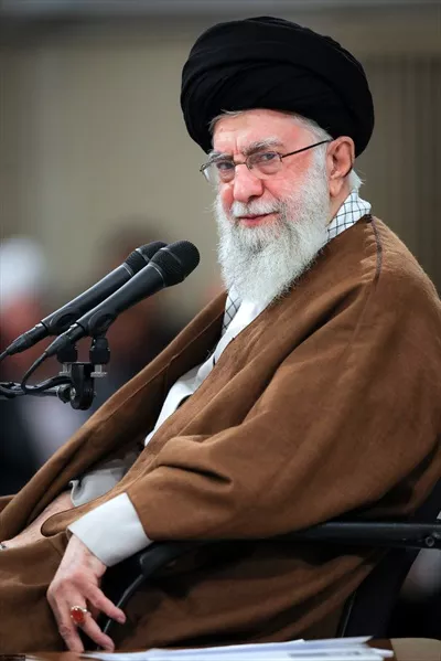 تصویر با کیفیت آیت الله خامنه ای با نگاه نافذ