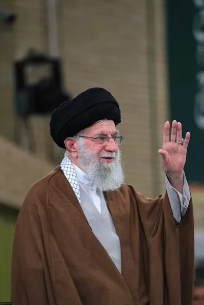 تصویر با کیفیت آیت الله خامنه ای در حال سلام کردن