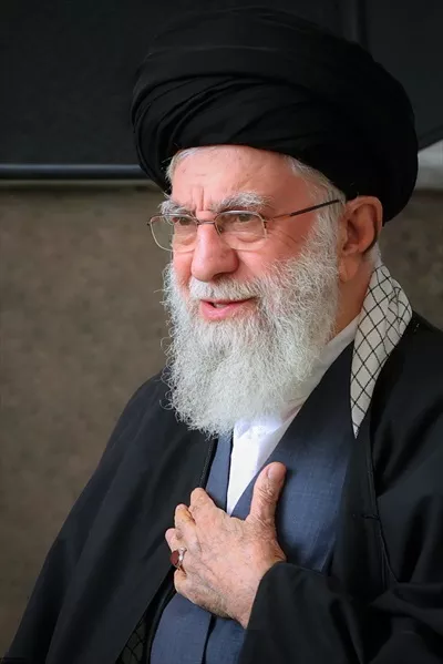 تصویر با کیفیت آیت الله خامنه ای با دست به سینه