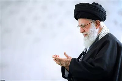 تصویر با کیفیت آیت الله خامنه ای در حال دعا