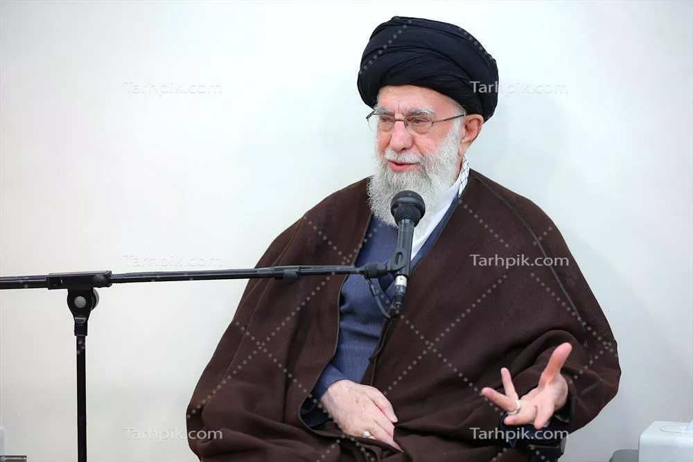 تصویر با کیفیت آیت الله خامنه ای جلوی میکروفون