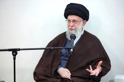 تصویر با کیفیت آیت الله خامنه ای جلوی میکروفون
