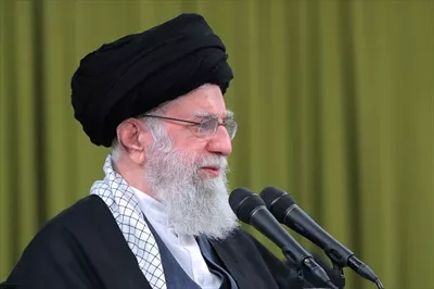 تصویر با کیفیت حضرت آیت الله خامنه ای در حال سخنرانی