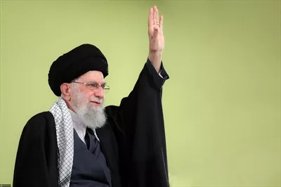 تصویر با کیفیت آیت الله خامنه ای با دست بلند شده