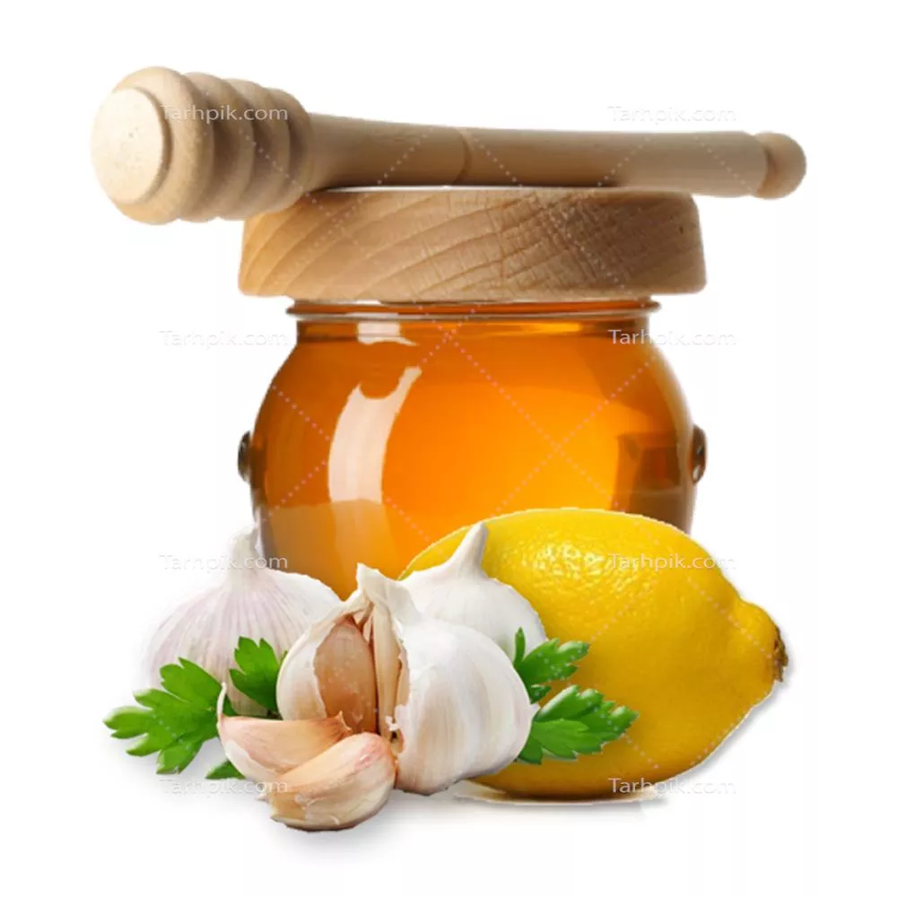 عکس شیشه عسل با در چوبی و قاشق چوبی مخصوص روی شیشه همراه با لیمو و سیر
