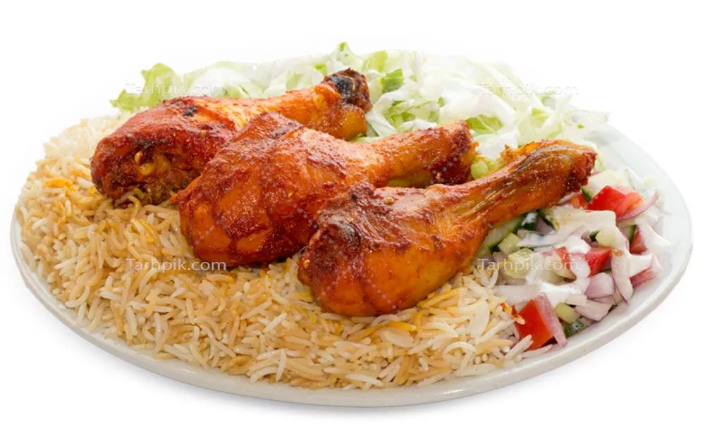 عکس دوربری شده ران مرغ روی برنج با سالاد