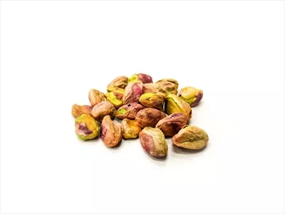 تصویر با کیفیت پسته در پس زمینه سفید
