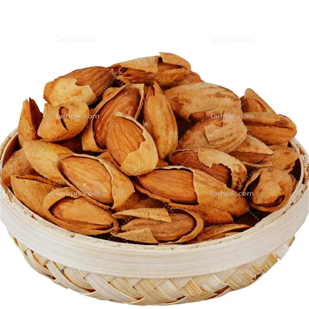 عکس دوربری ظرف پر از بادام با پوست شکسته