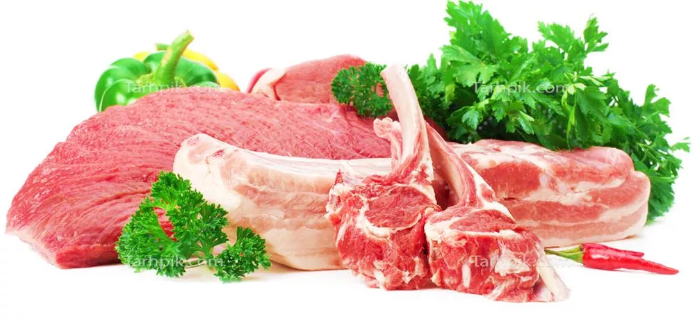 عکس دوربری شده گوشت قرمز در احاطه سبزی