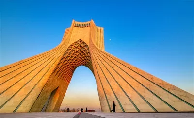 تصویر با کیفیت میدان آزادی و آسمان پاک