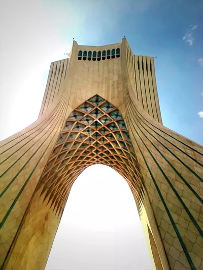 تصویر با کیفیت برج آزادی در روز آفتابی