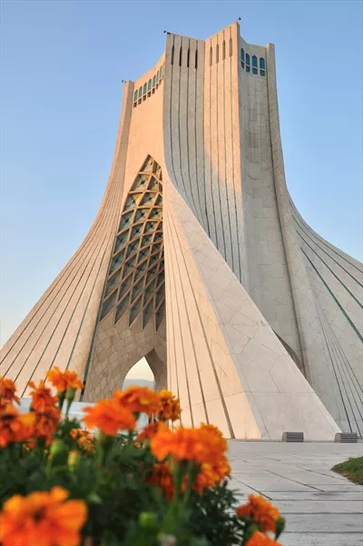 تصویر دسته گل نارنجی و میدان آزادی تهران با کیفیت عالی