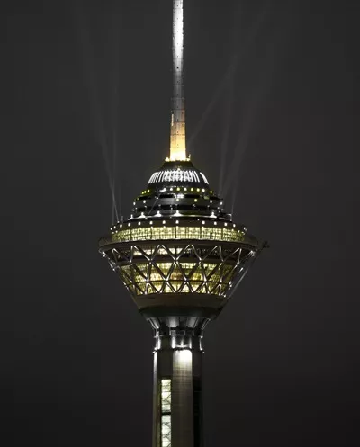 تصویر با کیفیت برج میلاد تهران در شب