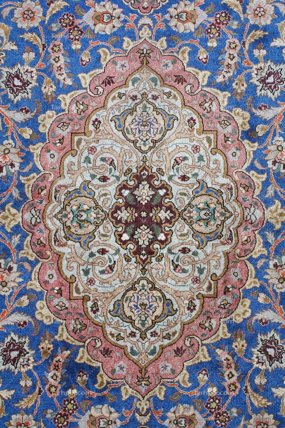 تصویر با کیفیت کاشی کاری روی دیوار
