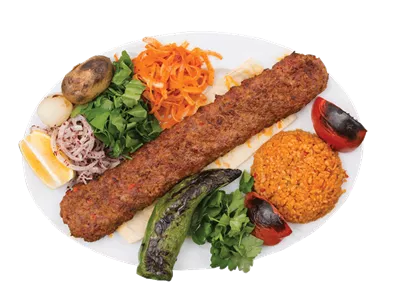 عکس دوربری بشقاب غذا فلافل با دورچین گوجه و هویج و قارچ و سبزی