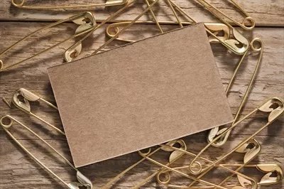 تصویر بالای کارت روی میز چوبی مناسب موکاپ