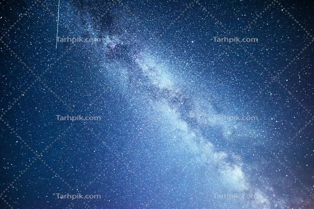 تصویر با کیفیت نجومی آسمان شب پر جنب و جوش با ستارگان و سحابی و کهکشان