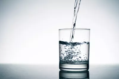 عکس ریختن آب داخل لیوان شیشه ای