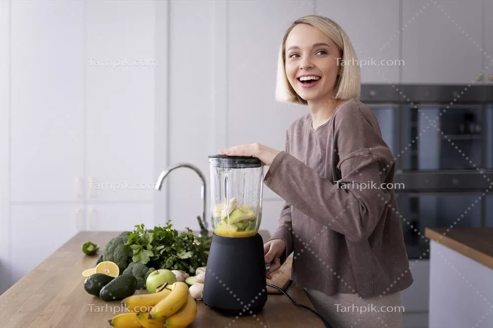 عکس با کیفیت زن جوان در حال آماده کردن وعده غذایی سالم