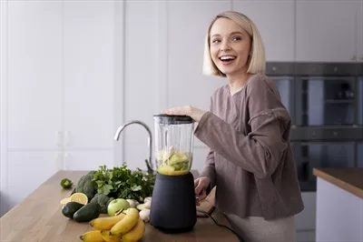 عکس با کیفیت زن جوان در حال آماده کردن وعده غذایی سالم