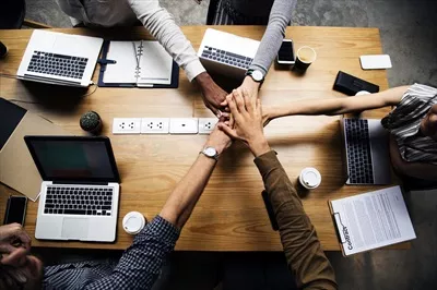 عکس با کیفیت پیمان همکاری افراد بیزینس