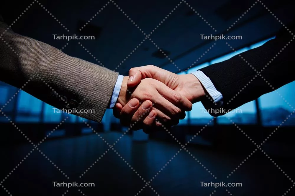 عکس با کیفیت همکاری و دست دادن دو مرد