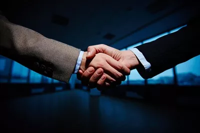 عکس با کیفیت همکاری و دست دادن دو مرد
