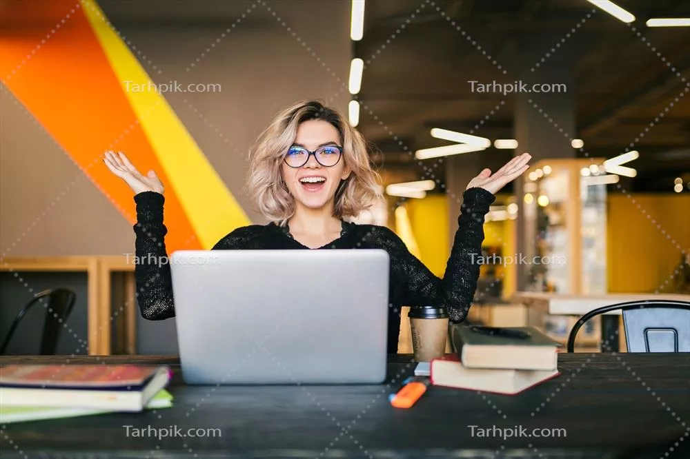 عکس زن هیجان زده هنگام کار با لبتاب