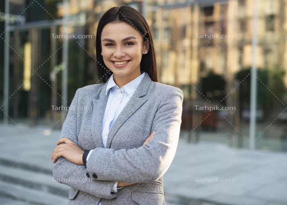 عکس با کیفیت کارمند زن شاد و خندان