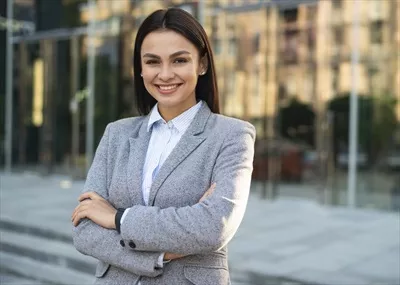 عکس با کیفیت کارمند زن شاد و خندان