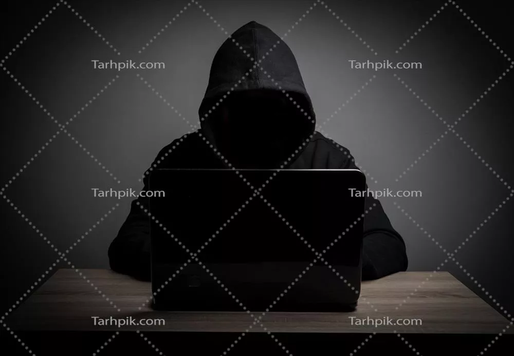 عکس با کیفیت هکر در حال کار با لبتاب