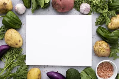 عکس ترکیب سبزیجات از نمای بالا و کادر مستطیلی خالی